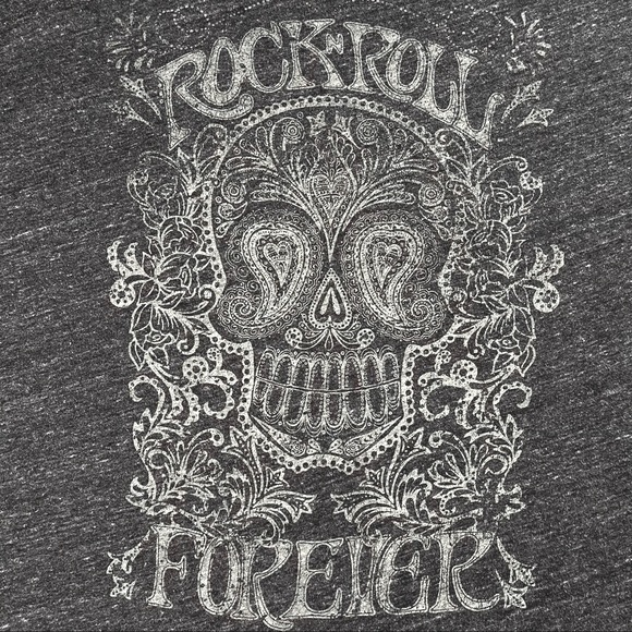 Stranded 📌large dark grey, curved hem scoop neck skull image short sleeve shirt - Picture 3 of 6